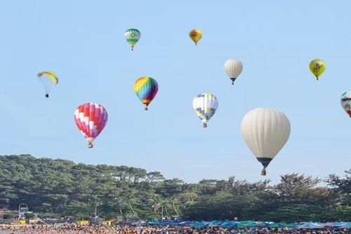 Tổ chức trình diễn khinh khí cầu hưởng ứng Lễ hội Hoa Phượng đỏ 2024