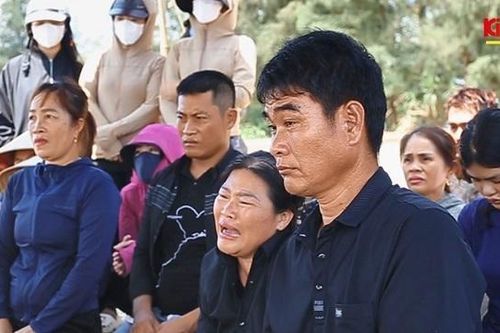 Gia đình đau đớn vì chưa tìm thấy người thân trong vụ tàu cá gặp nạn