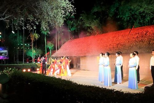 Xúc động chương trình nghệ thuật 'Làng Sen nuôi chí lớn'