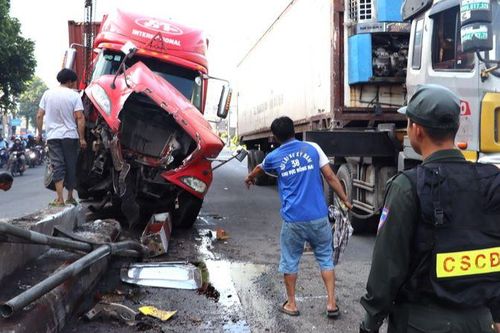 Xe container đâm vào đầu hầm chui khiến quốc lộ 51 ùn tắc kéo dài