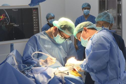 4 giờ căng thẳng loại bỏ hối u não tại vị trí khó bằng phẫu thuật vi phẫu nền sọ