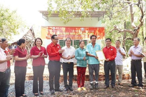 Trao 28 căn nhà 'chữ thập đỏ' ở Bình Phước