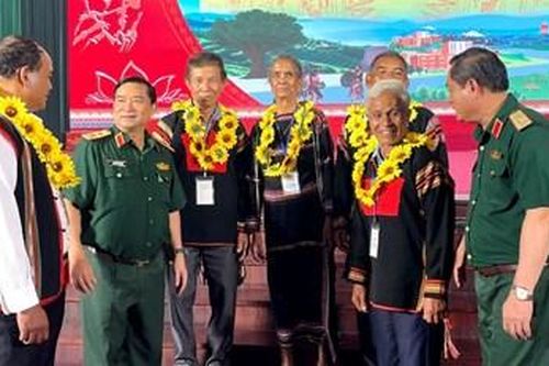 Tỏa sáng ngọn lửa nhiệt tình vì dân