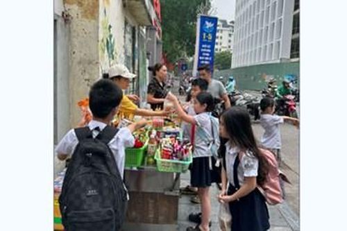 Nỗi lo ngộ độc thực phẩm cổng trường học