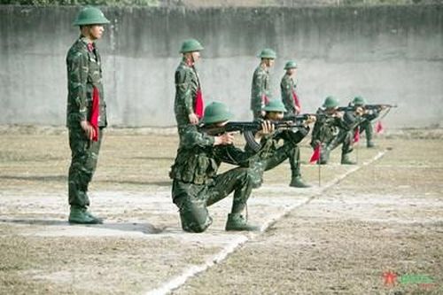 Quân đoàn 4 tổ chức tham quan về kiểm tra 'ba tiếng nổ' cho chiến sĩ mới