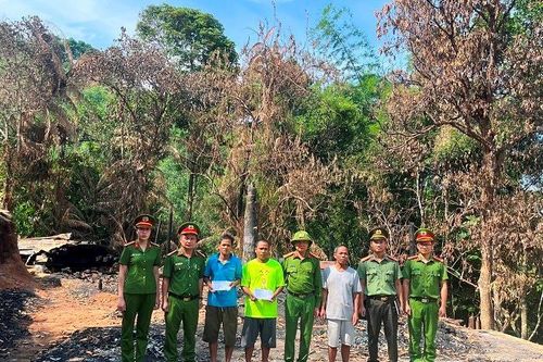 Công an huyện Đông Giang thăm hỏi, hỗ trợ 3 nhà dân bị cháy