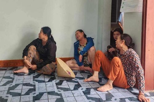 Ngóng người thân trở về trong vô vọng