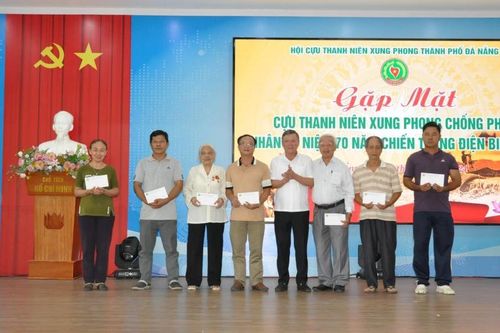Tặng quà cho TNXP tham gia phục vụ thời kỳ kháng chiến chống thực dân Pháp và trực tiếp tham gia Chiến dịch Điện Biên Phủ