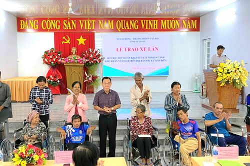 An Giang trao tặng xe lăn cho người khuyết tật nghèo TX Tịnh Biên