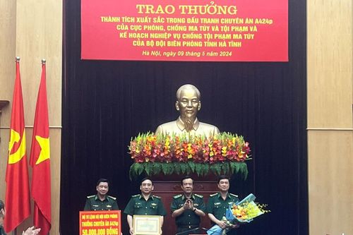 Trao thưởng thành tích đấu tranh phòng chống tội phạm ma túy