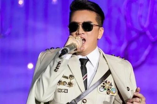 Đàm Vĩnh Hưng xin lỗi giữa ồn ào đeo huy hiệu 'lạ' trong liveshow