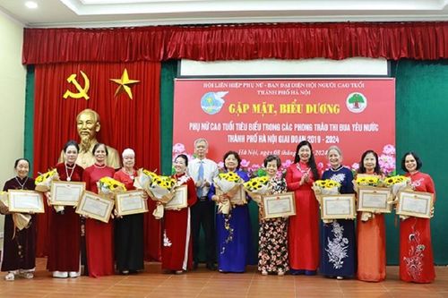 Biểu dương 50 phụ nữ cao tuổi Hà Nội tiêu biểu trong phong trào thi đua yêu nước