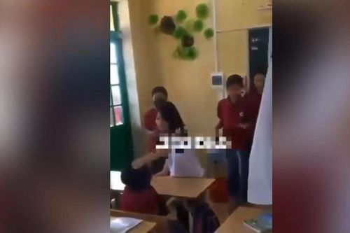 Lại xuất hiện một clip bạo lực, nghi nữ sinh lớp 5 'tác động vật lý' với bạn
