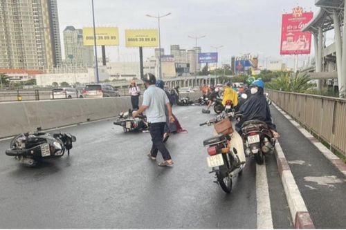 Khuyến cáo người dân cách đi xe an toàn trong mùa mưa ở TP HCM