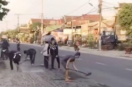 Tài xế phải quét dọn lại mặt đường do để vật liệu rơi vãi