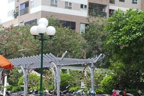 Giàn hoa trang trí đô thị bị xe cộ và biển quảng cáo 'bủa vây'
