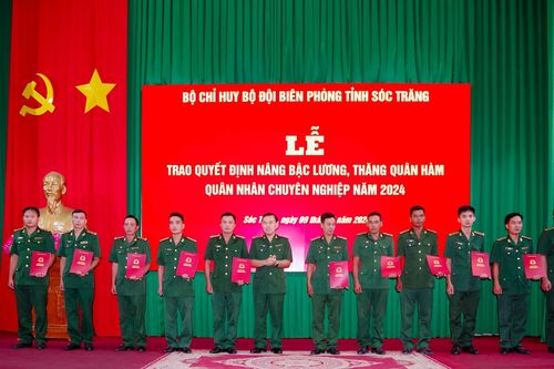 Trao quyết định nâng lương thăng quân hàm quân nhân chuyên nghiệp đợt 1/2024