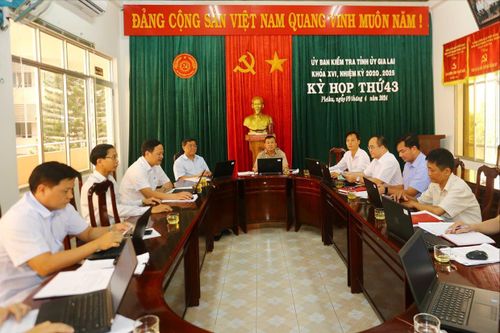 Cảnh cáo nguyên Chủ tịch UBND huyện Chư Sê vì để khiếu kiện kéo dài
