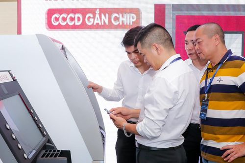 Chuyển đổi số ngành ngân hàng năm 2024: Agribank trình diễn 6 dịch vụ vượt trội