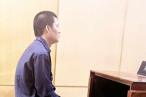Bảo vệ chung cư suýt đâm chết người vì...vũng nước