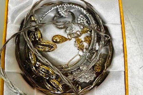 Vali chứa nhiều kim loại quý bị bỏ quên tại sân bay Nội Bài