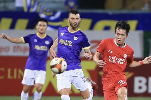 Hoàng Đức ghi điểm trong ngày HLV Kim Sang Sik dự khán