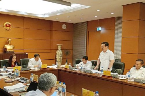 Thường trực Ủy ban Tài chính -Ngân sách của Quốc hội thẩm tra dự thảo Nghị quyết của Quốc hội về tỉnh Nghệ An