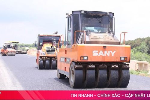 Những mét thảm nhựa đầu tiên trên cao tốc Bắc – Nam qua Hà Tĩnh