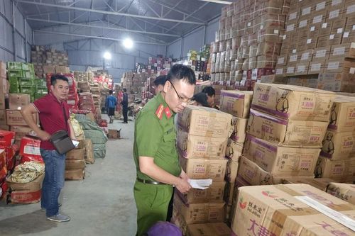 Quản lý thị trường Hà Nội tạm giữ nhiều thực phẩm có dấu hiệu nhập lậu