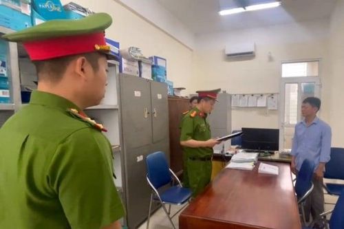 Hà Nội: Bắt tạm giam cựu Chủ tịch xã Xuy Xá