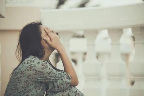 Ly hôn 5 năm, chồng cũ đột nhiên tới tận nhà ôm chầm lấy tôi rồi đòi sống chung nhưng tôi né tránh thì lập tức anh ta trở mặt đòi 2 tỷ từ giá trị căn nhà mà mẹ con tôi đang ở