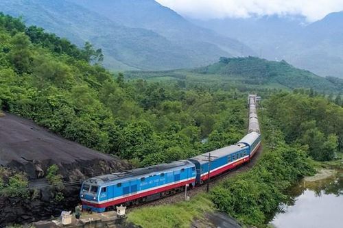 Giá máy bay chưa 'hạ nhiệt', ngành đường sắt tìm cơ hội 'hút' khách