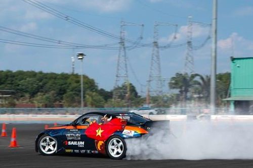 Dàn xe đốt lốp trong giải đấu drift đầu tiên tại Việt Nam