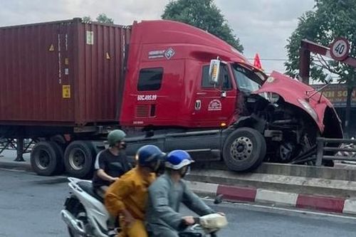 Bản tin TNGT 9/5: Xe đầu kéo tông đổ dải phân cách, sập rào chắn trước hầm chui trên QL51
