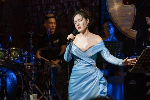 Vừa hát vừa nhìn tài liệu 'lộ liễu' trên sân khấu, vì sao Phương Linh vẫn được khen?