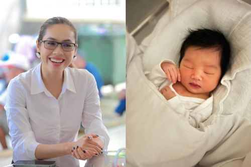 Á hậu Vbiz công khai ảnh con gái đầu lòng, một điểm của nhóc tỳ khiến dàn sao xuýt xoa