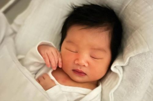 Một Á hậu vừa công khai hình ảnh con đầu lòng