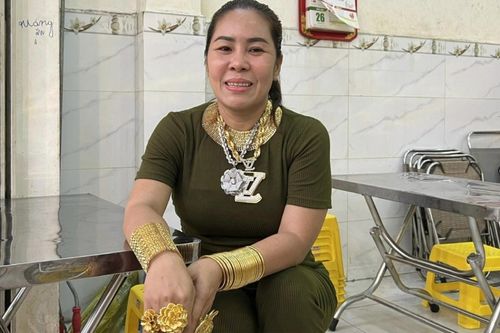 Bà chủ đeo 70 cây vàng để bán bò nướng, cho khách sờ để xin vía giàu