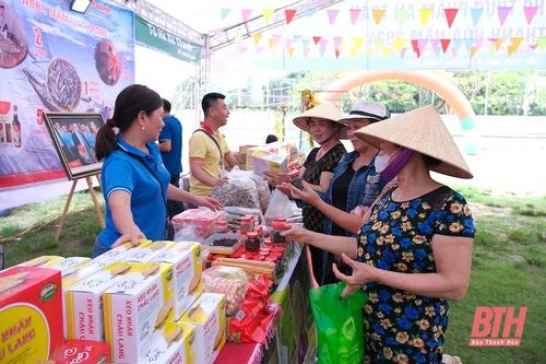 Phiên chợ thực phẩm an toàn năm 2024 khai mạc tại huyện Cẩm Thủy