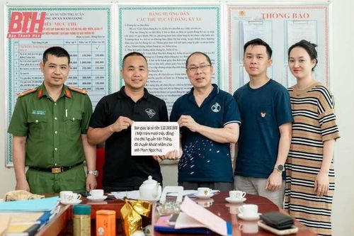 Công an xã Nam Giang (Thọ Xuân) trao trả 110 triệu đồng cho người chuyển khoản nhầm