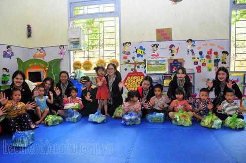 Khối nữ du kích miền Nam tặng quà gia đình, học sinh Điện Biên có hoàn cảnh khó khăn