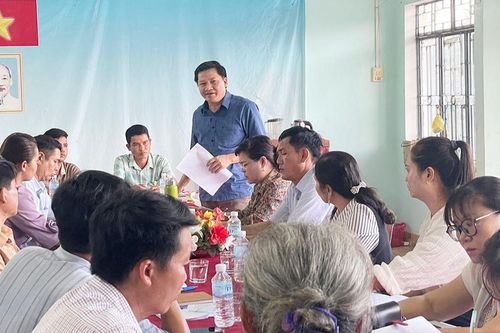 Phó Chủ tịch Thường trực HĐND tỉnh Gia Lai Trương Văn Đạt dự sinh hoạt chi bộ thôn Plơi Apa Ama Đá
