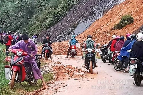 Mưa dông gây sạt lở nhiều tuyến đường trên địa bàn huyện Văn Quan