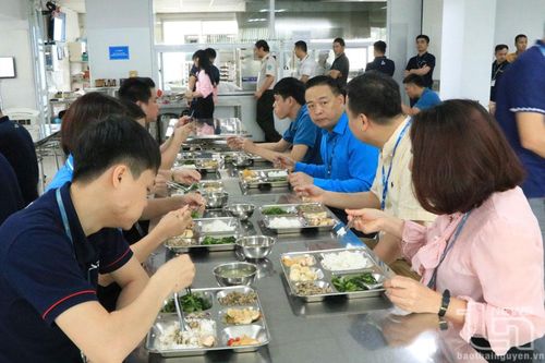 Tặng quà và dự cơm ca với người lao động tại Khu công nghiệp Yên Bình