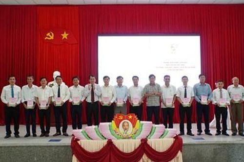 Khen thưởng các tập thể, cá nhân học tập và làm theo Bác