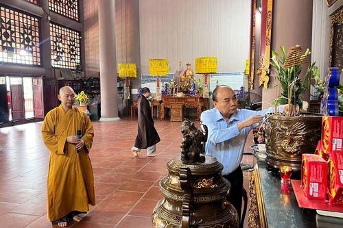 Nguyên Chủ tịch nước Nguyễn Xuân Phúc thăm, dâng hương tại chùa Linh Quang (Điện Biên)