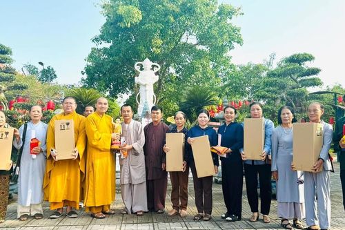 Nghệ An: Phật tử về chùa nhận cờ Phật giáo và băng-rôn 'Kính mừng Phật đản'