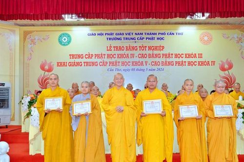 TP.Cần Thơ: Trao bằng tốt nghiệp đến 131 Tăng Ni sinh Trường Trung cấp Phật học