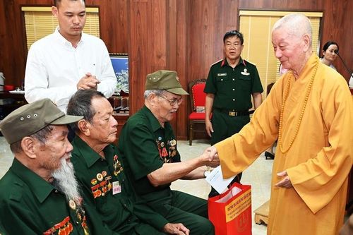 Đức Pháp chủ GHPGVN thăm các cựu chiến binh Điện Biên Phủ và đồng bào dân tộc tại tỉnh Điện Biên