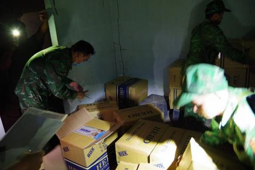 Giấu hàng chục thùng thuốc lá lậu trong phòng ngủ và bếp ăn